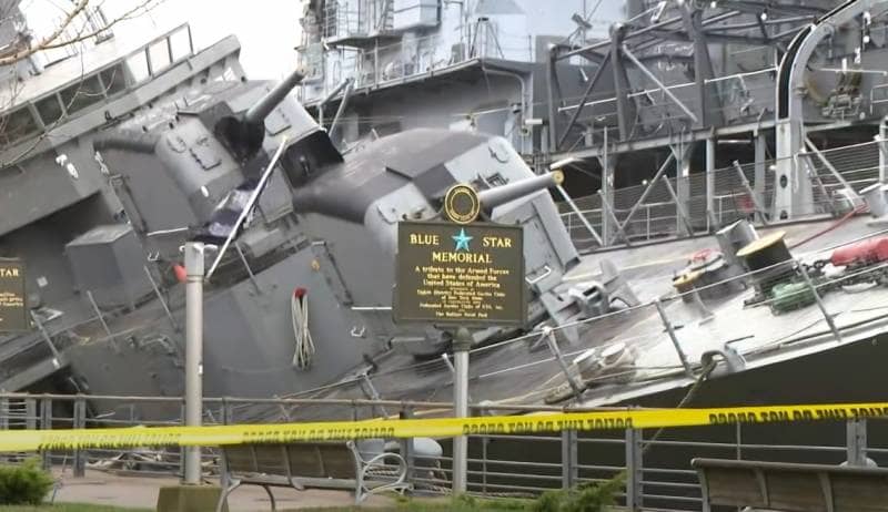 Американские спасатели пытаются не допустить затопления эсминца The Sullivans