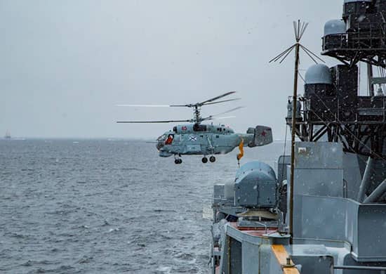 Вертолётчики СФ отработали посадки на БПК «Североморск»