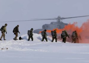 Морские пехотинцы СФ совершили групповой прыжок с парашютами