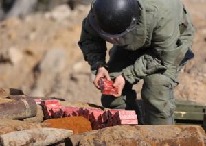 Саперы ЗВО получили на оснащение новые защитные костюмы ОВР-2-02