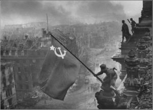 Советские воины водрузили Знамя Победы над рейхстагом в Берлине
