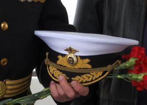 Военнослужащие-Балфлота-в-море-отдали-воинские-почести-морякам-балтийцам