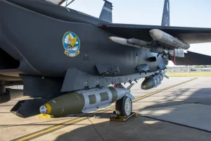 Авиация США на учениях уничтожила движущийся корабль с помощью бомбы GBU-31
