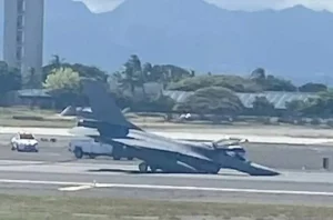 F-16 совершают посадку без передних стоек шасси