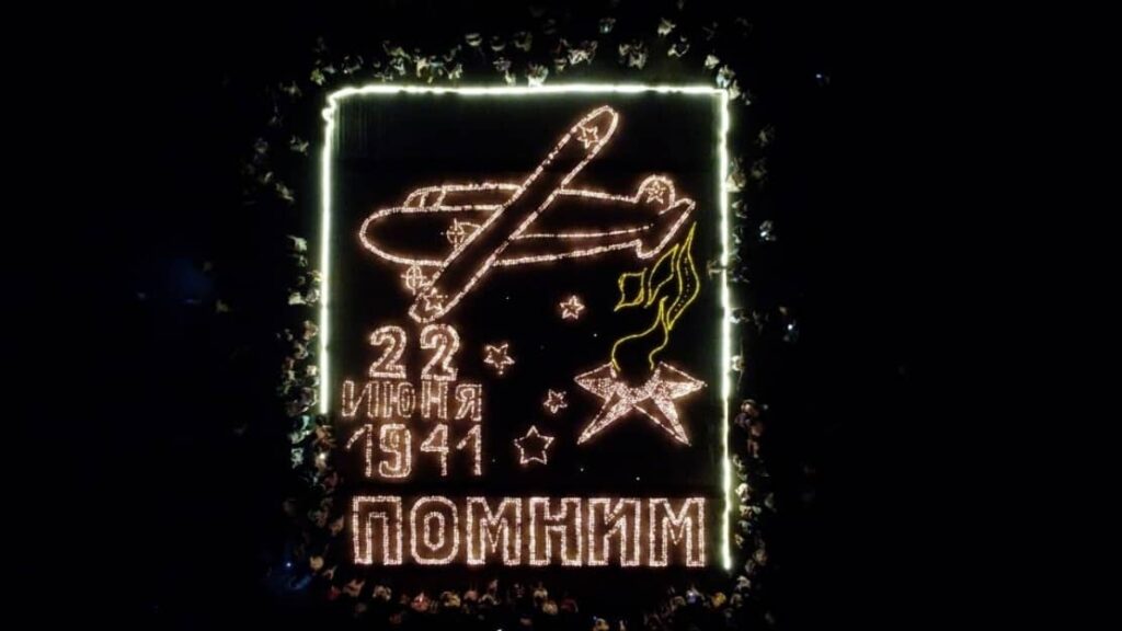 зажглись огненные картины войны и свечи памяти
