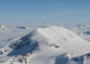 водрузили флаги на самой высокой горе Новой Земли