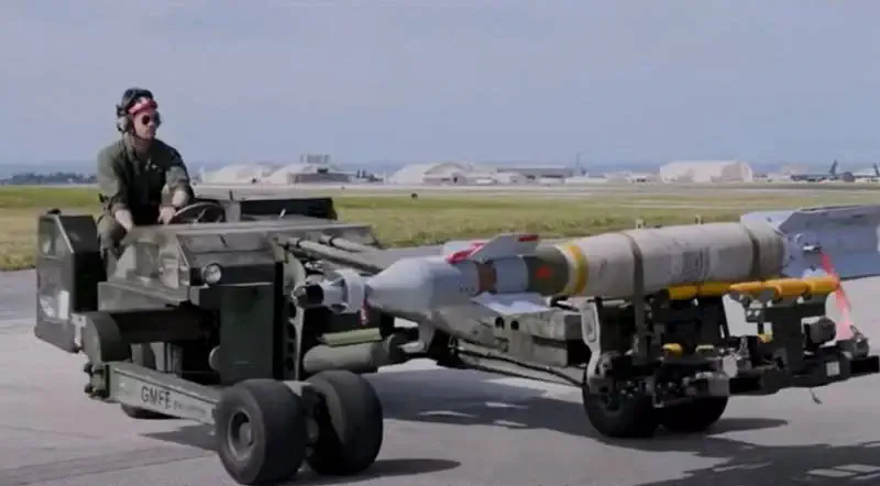 Загрузка авиационных боеприпасов в истребитель F-35