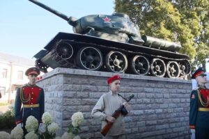 Памятник-Т-34-открыт-в-Ленинград.-обл