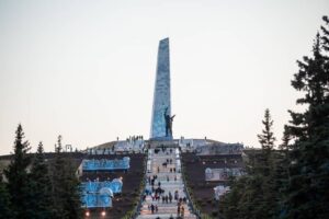 Шефство-над-Саур-Могилой-берут-Волонтёры-Победы-ДНР