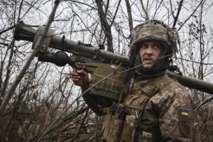 Украинский солдат с зенитной ракетной установкой