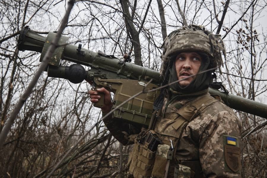 Украинский солдат с зенитной ракетной установкой