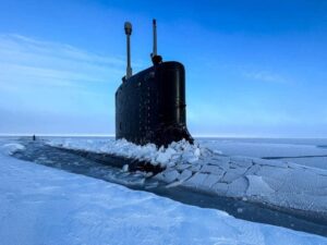 всплытие российской ПЛ в арктических льдах