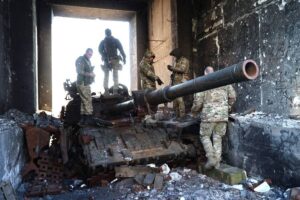 Разбитый украинский танк в арке жилого дома