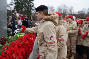 цветы-к-монументу-Мать-Родина