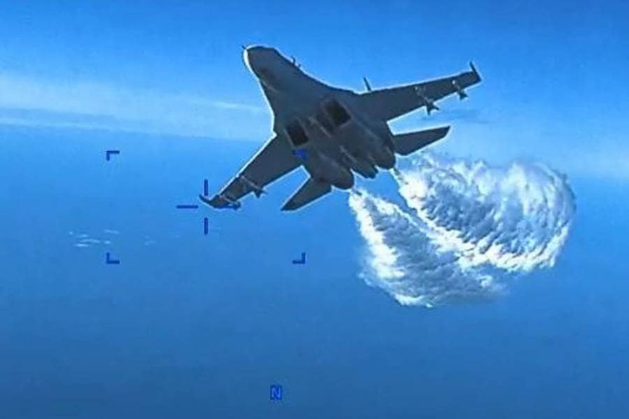 Су-27 сбрасывает топливо на американский дрон
