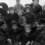 Водолазы Северного Флота с норвежскими детьми