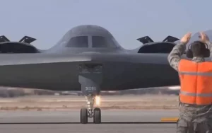 Новейший американский стратегический бомбардировщик B-21 Raider совершил первый полёт