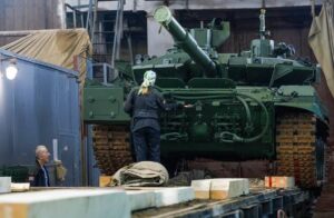Российская армия получила «немного разные» танки Т-90М и Т-72