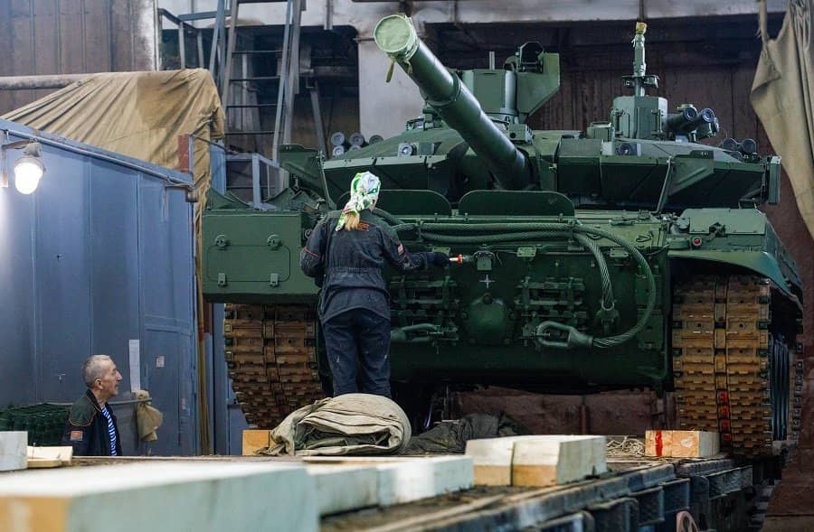 Российская армия получила «немного разные» танки Т-90М и Т-72