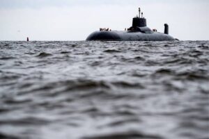 Подводная лодка советской эпохи класса «Акула» противостоит западным конкурентам