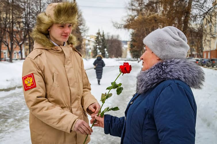 Юнармейцы всей России поздравили дам с Международным женским днем
