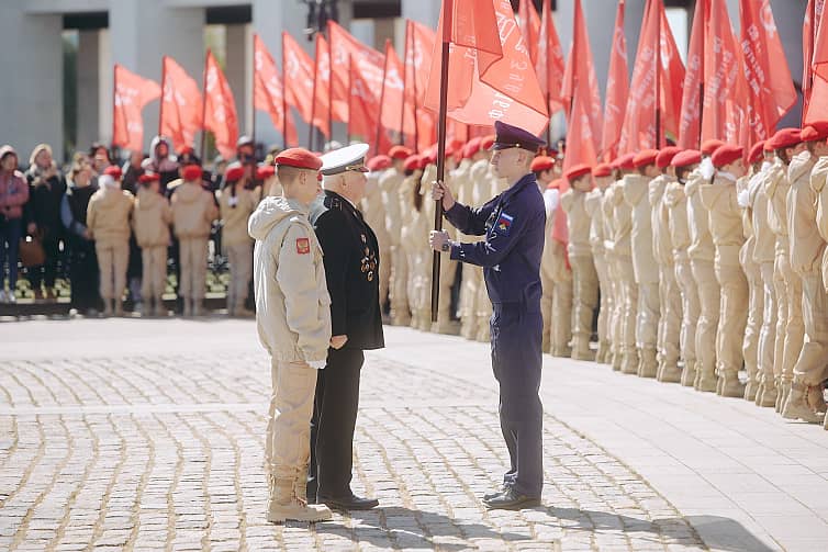 «ЮНАРМИЯ» провела военно-патриотическую акцию «Символы Великой Победы»