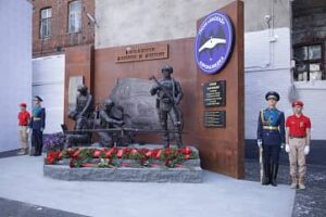 Юнармейцы поучаствовали в открытии памятника операторам беспилотников