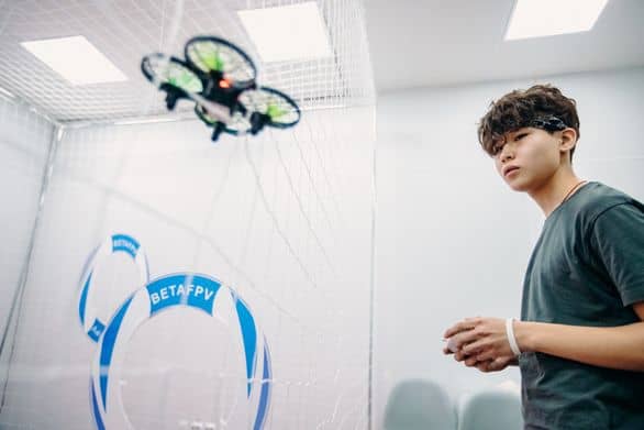 В «Смене» дети знакомятся с работой беспилотников