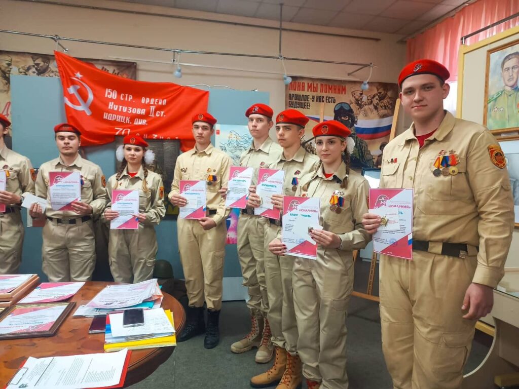 Макеевка Донецкой Народной Республики: награждение юнармейцев