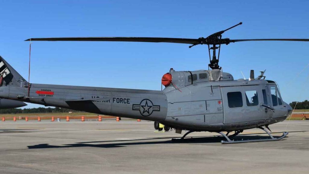 Легендарный “Хьюи” выполнил свой последний полет в составе ВВС США