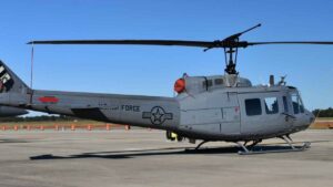 Легендарный “Хьюи” выполнил свой последний полет в составе ВВС США
