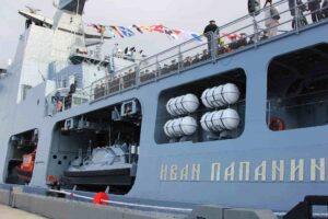 Специально для Арктики: на новейшем корабле «Иван Папанин» подняли флаг ВМФ