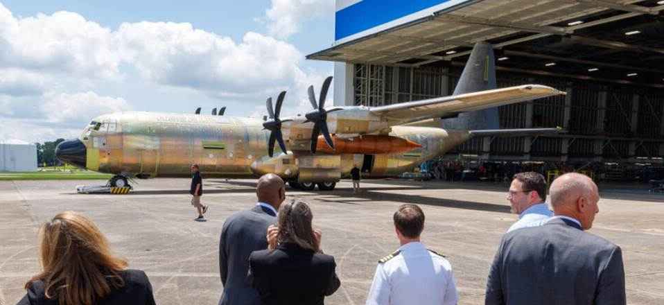 ВМС США выкатили первый стратегический воздушный командный пункт на базе "Геркулеса"