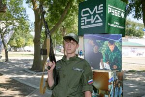 Более 1000 российских школьников прошли военно-патриотическую подготовку в «Смене»