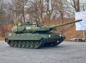 Изготовлены и представлены первые серийные танки Leopard 2A8