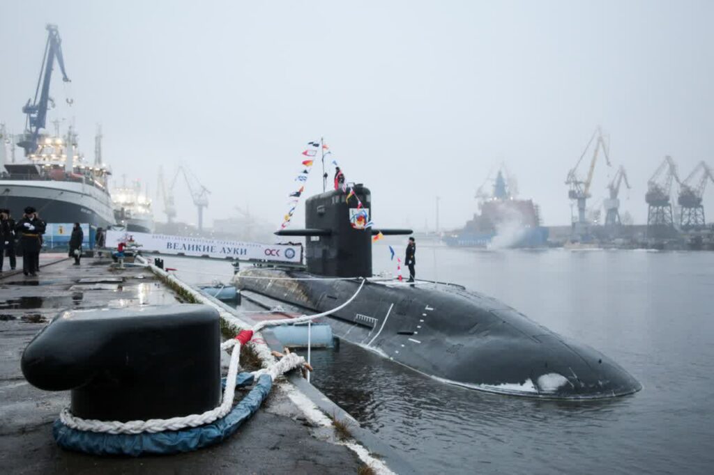 Подводная лодка «Великие Луки» вошла в состав ВМФ России