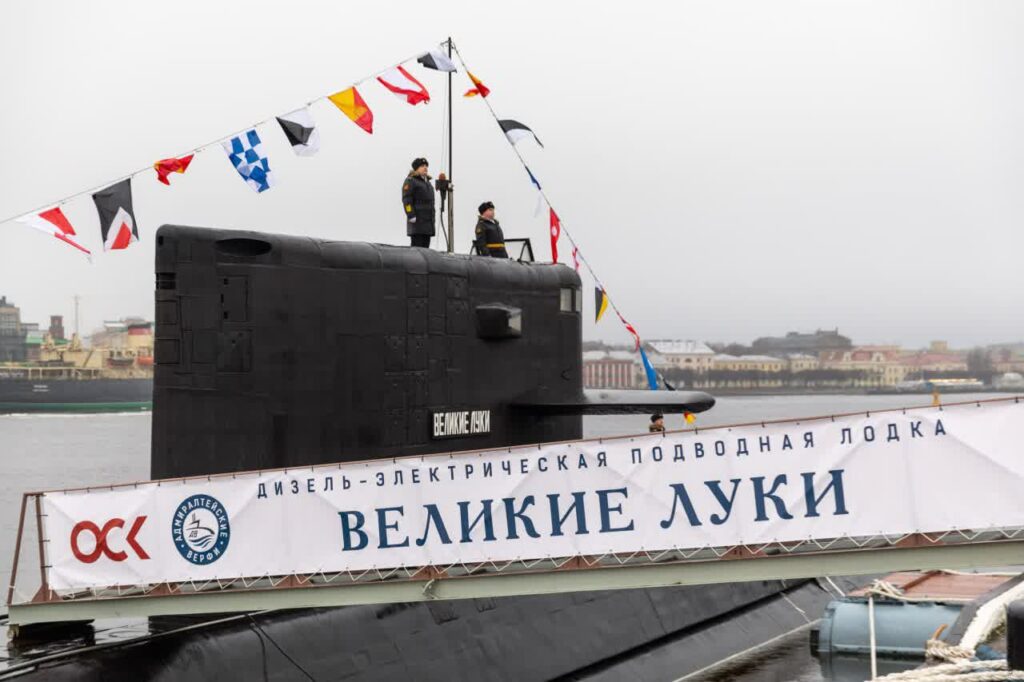 Подводная лодка «Великие Луки» вошла в состав ВМФ России