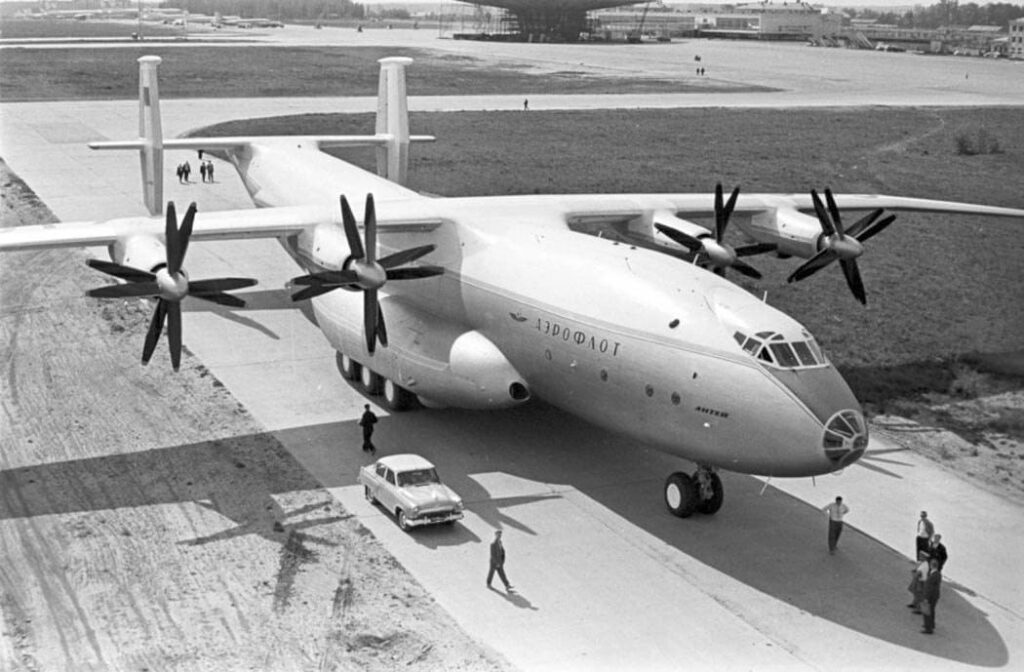 О транспортном самолёте Ан-22 «Антей»