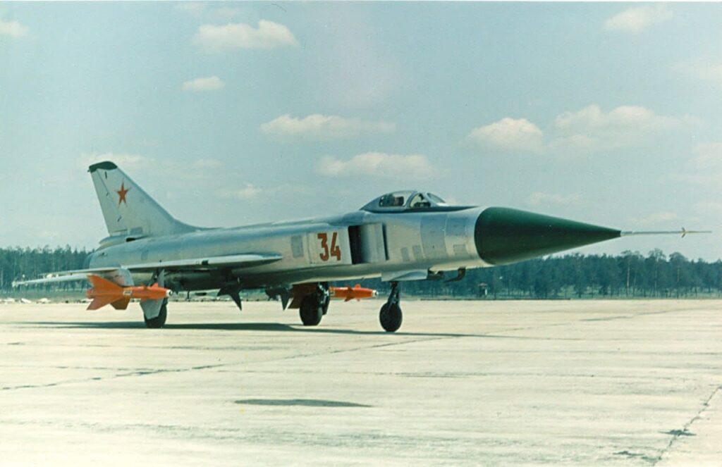 О первом серийном перехватчике Су-15