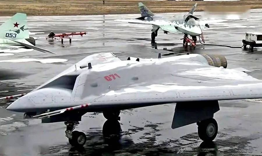 «Охотник» тяжёлый ударный БПЛА, работающий в связке с Су-57