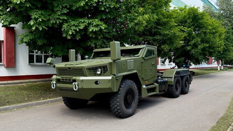 Бронированное многоцелевое колесное шасси МЗКТ-690400-010
