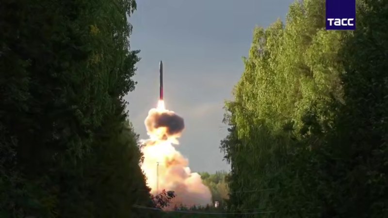 На космодроме Плесецк проведен пуск межконтинентальной баллистической ракеты