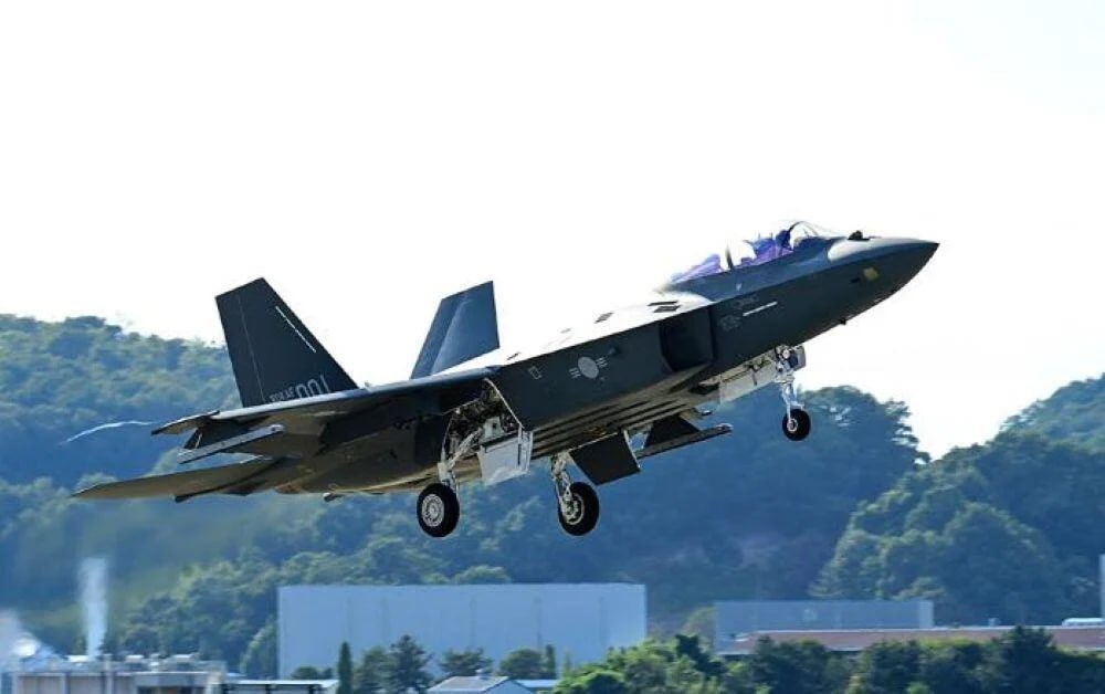 Южная Корея передала ВВС первый серийный истребитель KF-21